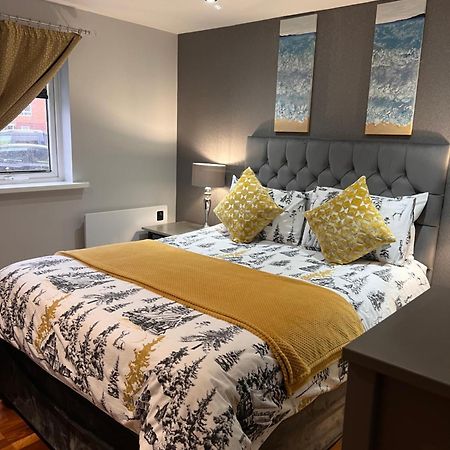 Cockledora, A Luxury Ground Floor Beachfront Apartment 래넬리 외부 사진