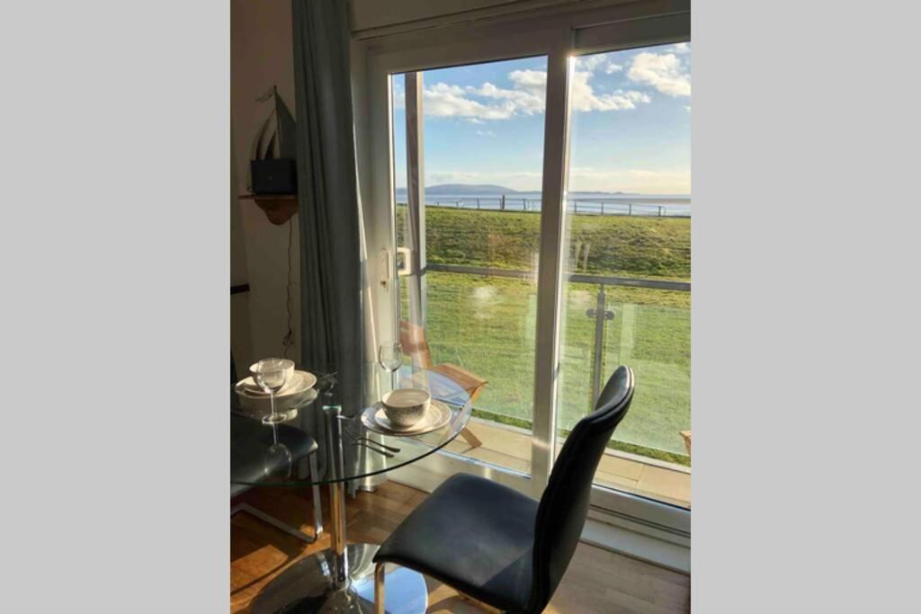 Cockledora, A Luxury Ground Floor Beachfront Apartment 래넬리 외부 사진