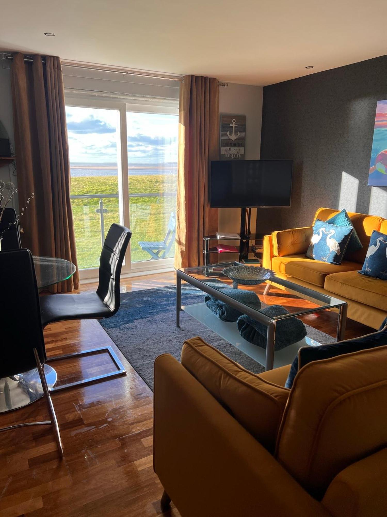 Cockledora, A Luxury Ground Floor Beachfront Apartment 래넬리 외부 사진